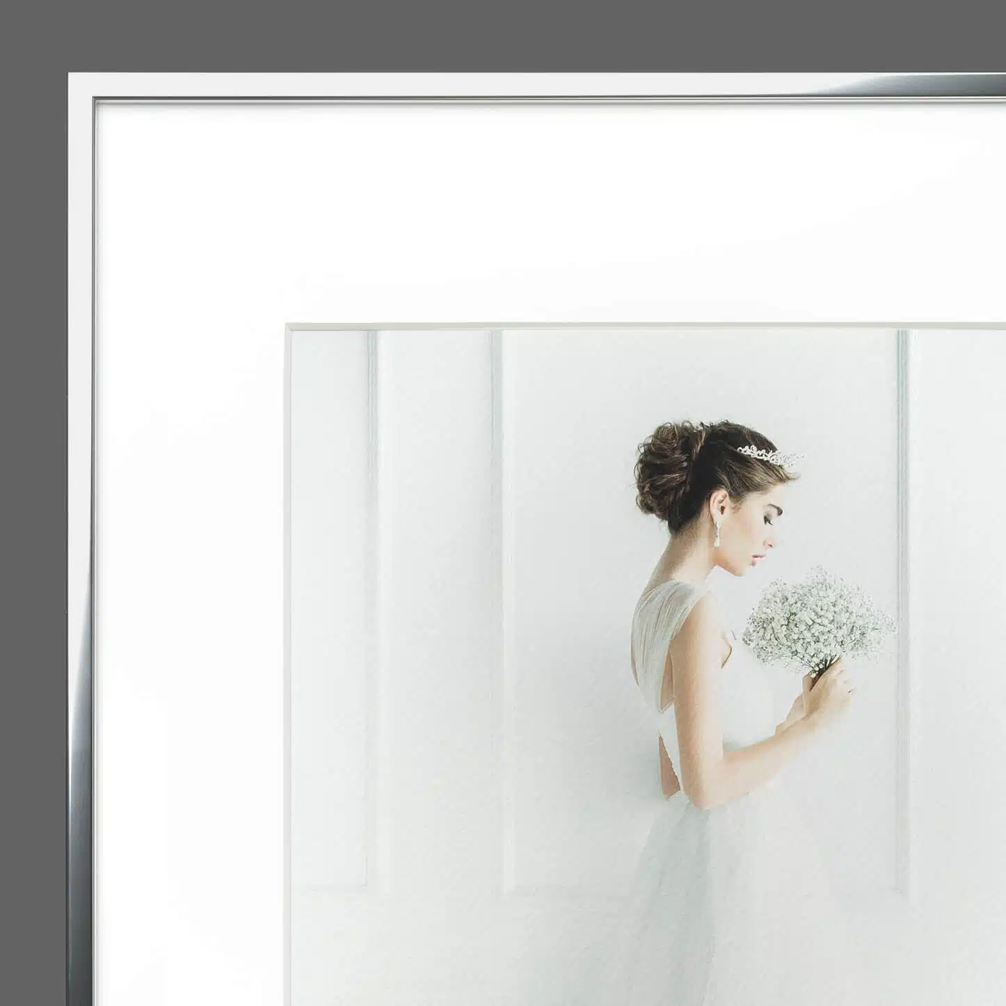 Braut auf Foto in silbernem Bilderrahmen