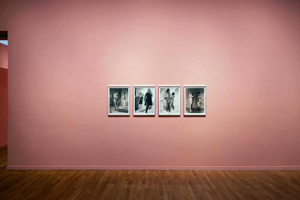 Schwarz/weiße Bilderreihe an rosa Wand.